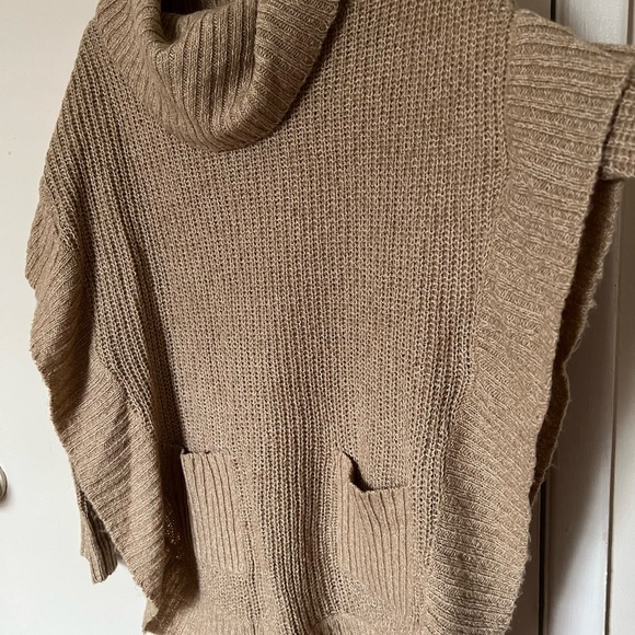 Francesca’s poncho - Picture 4 of 6